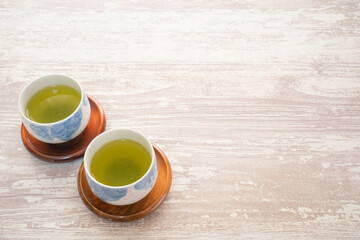 木製コースターにのった緑茶の背景素材