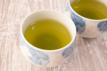湯呑みに入った緑茶