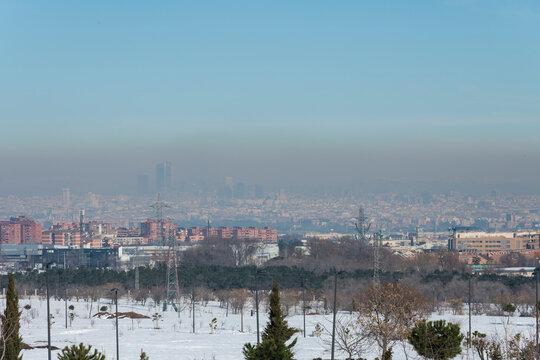 Boina de contaminaci&oacute;n sobre Madrid despu&eacute;s del paso de la tormenta Filomena, habiendo cubierto todo de nieve.