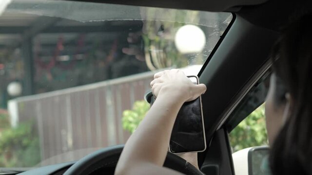 The woman put her smartphone in the Car phone holder for the trip and used the GPS map.