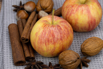 pommes, noix et noisettes sur une table en bois