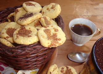 Tostadas y una taza de café negro caliente