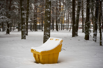 żółty pojemnik na piach  © Marcin Łazarczyk