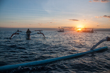 Navegar en barco al amanecer para buscar delfines salvajes en Bali, Lovina