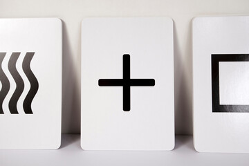 Cartas del juego psicológico Zener. Olas, cuadrado y  en el centro una cruz.