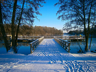 Der Steg im Winter am Stadtsee