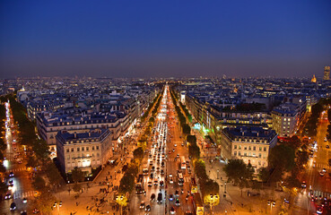 Champs Elysées de nuit vu depuis l'arc de triomphe