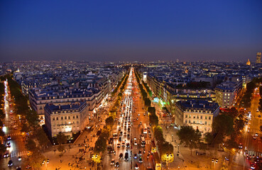 Obraz premium Champs Elysées de nuit vu depuis l'arc de triomphe