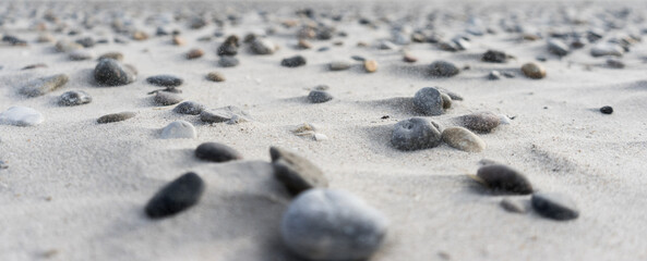 Steine am weißen Strand