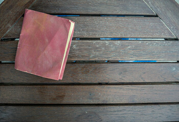 Sand the wood with sandpaper.