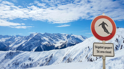Skigebiet in Österreich wegen Corona covid-19 gesperrt
