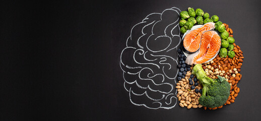 Chalk hand drawn brain picture with assorted food, food for brain health and good memory: fresh salmon, vegetables, nuts, berries on black background. Foods to boost brain power, top view, copy space
- 406727467