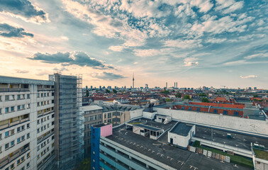 Obraz premium panorama of berlin in the sunset from a kreuzberg backyard