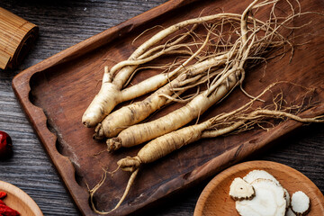 Ginseng, wolfberry and jujube are in the wooden plate