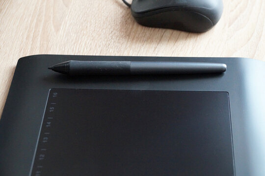the stylus lies on the graphics tablet and the computer mouse