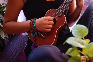 Mujer tocando el ukelele
