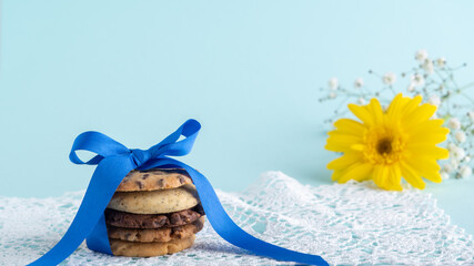 青いリボンのクッキーと黄色いガーベラ