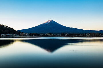 河口湖から眺める冬の富士山　朝景