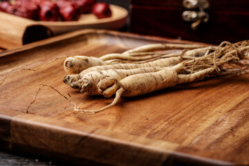 Ginseng, wolfberry and jujube are in the wooden plate
