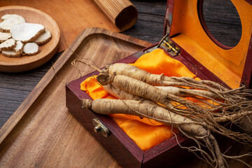 Ginseng, wolfberry and jujube are in the wooden plate