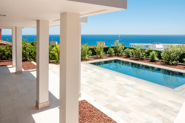 Fototapeta na wymiar Beautiful pool overlooking the sea. Floor tiles non-slip.