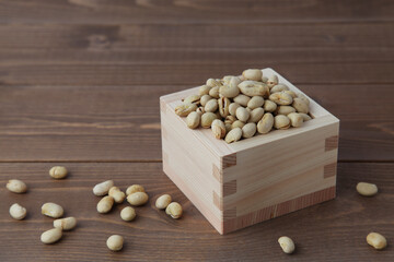 豆まき 節分の豆 大豆 木のテーブル