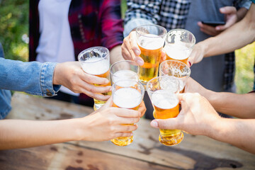 A group of friends cheered the beer and laughed happily on the holidays.