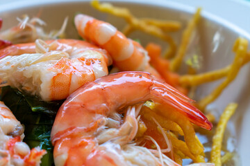 Boiled prawns in Thai noodles