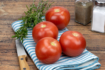 plusieurs tomates sur une table en bois