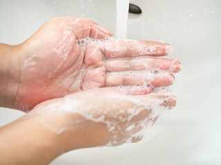 Fototapeta premium A woman cleaning hands Use hand soap until white bubbles form in the basin.
