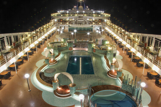 Leerer Poolbereich Nacht auf Kreuzfahrtschiff 