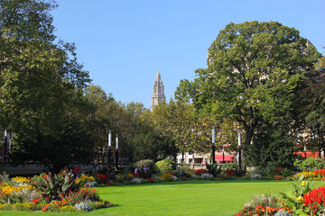 Park mit Blumen bei Rathaus in Le Havre 