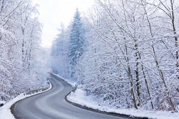 Symbolbild einer Straße im Winter