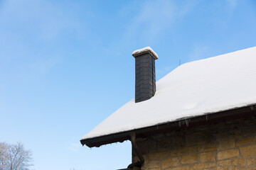 Schornstein von einem Kamin mit Schnee