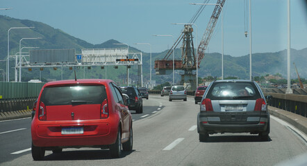 Naklejka premium Car traffic on the Rio Niterói bridge