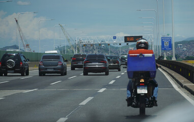 Car traffic on the Rio Niterói bridge