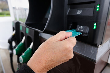 Payer son carburant avec une carte bancaire en gros plan