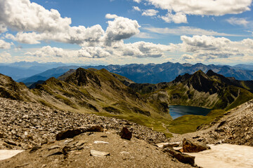 Fanealm und Wilder See in Suedtirol, Italy, Almlandschaft mit blauem Himmel und Schäfchenwolken, Alm landscape with blue sky and fleecy clouds
