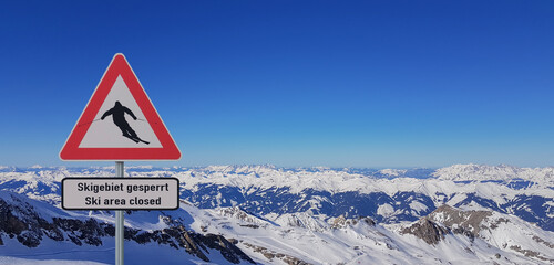 Skigebiet in Österreich wegen Corona covid-19 gesperrt