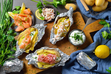Variation gefüllter Ofenkartoffeln : mit Lachs, mit Shrimps und mit Parma-Schinken und...