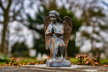 Engelsfigur auf einem Friedhof