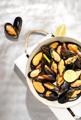 mussels in shells