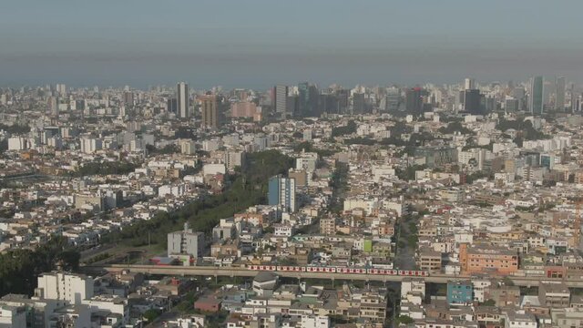 A&eacute;rea acompanha trem com cidade