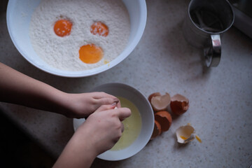 Gotowanie pieczenie rozbijanie jajek