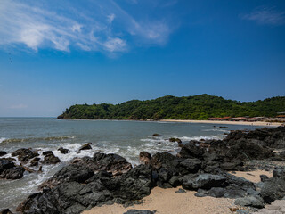 rocas frente al mar en la bahia de zihuatanejo mexico, bonito fondo.