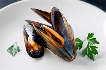 Grilled mussels with parsley