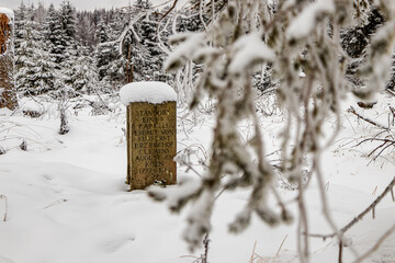 wegweiser durch den verschneiten Winterwald