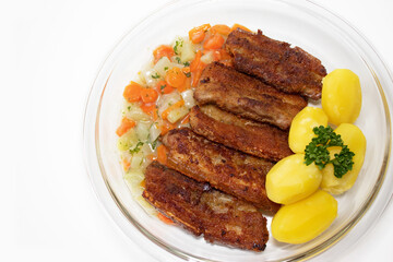 Paniertes Bauchfleisch oder Schweinebauch mit Kartoffeln und frischem Gemüse (Kohlrabi, Möhren)