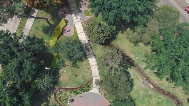 Pra&ccedil;a com &aacute;rvores a&eacute;rea plong&eacute;