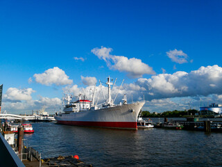 Naklejka premium Schiff im Hafen